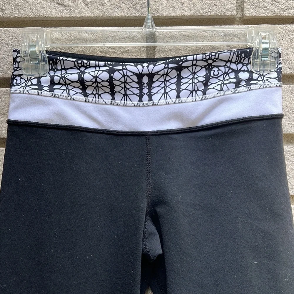 Lululemon Groove Crop Black / White Black Glacier Lace *Reversible Size 2 - Picture 5 of 14
